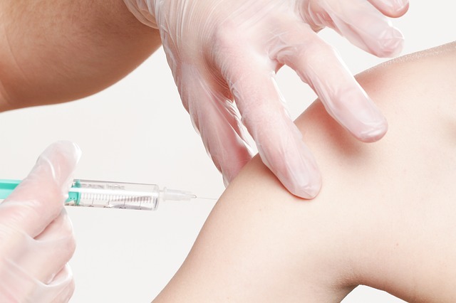 Utili o dannosi? La battaglia dei vaccini che sta dividendo giudici e pediatri